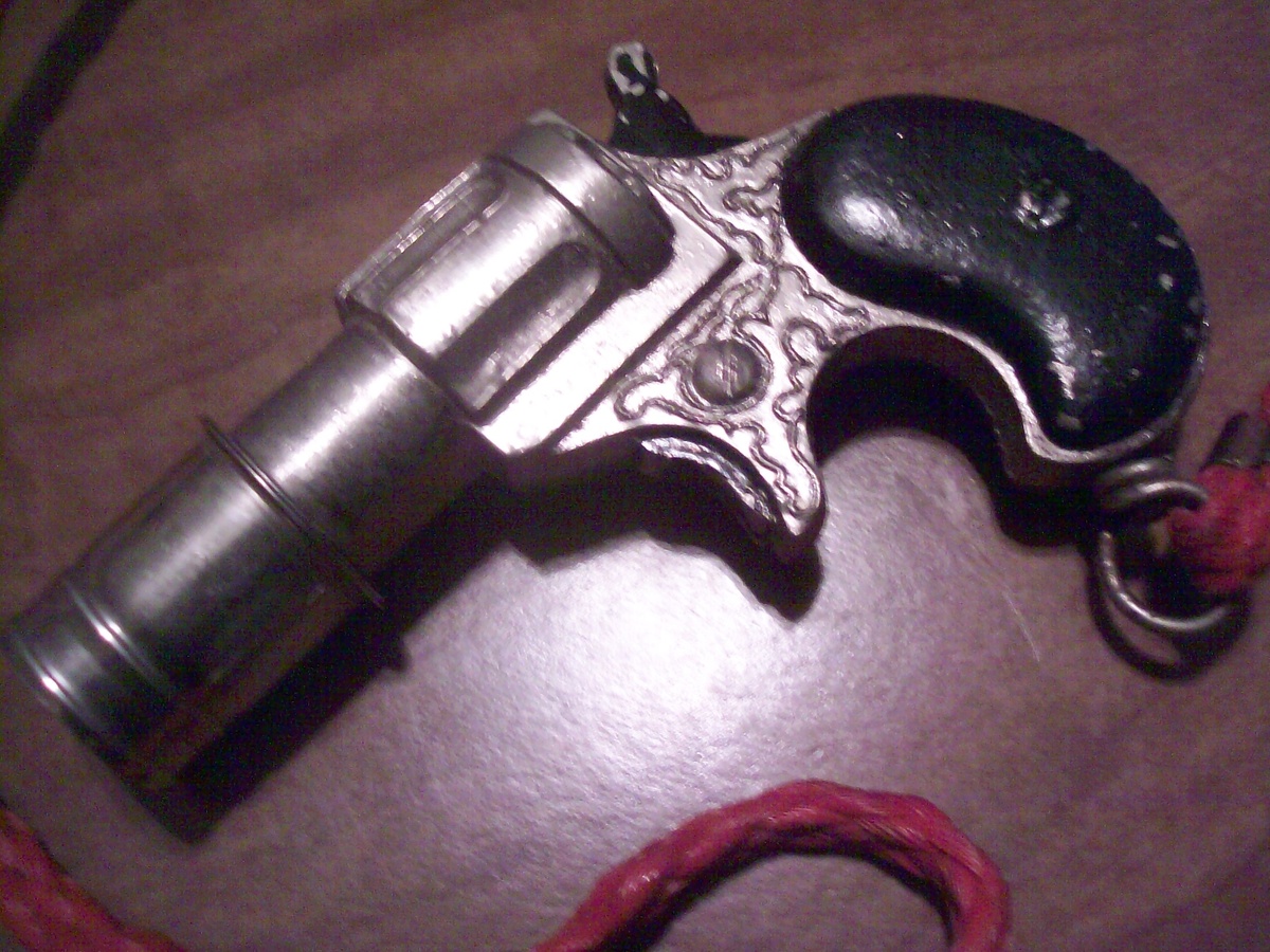 Pistol Lighter. - Tobacciana