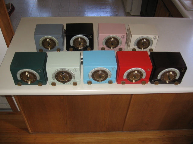 1953 Plastic Emerson Tube Clock Radio Model 724-B - Radios
