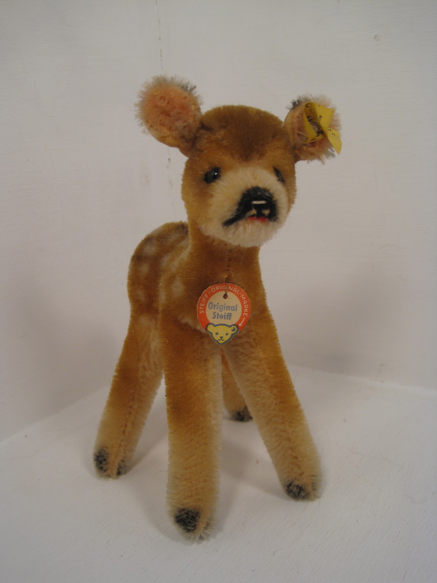 Fawning Over This Tiny And Pristine Steiff Deer 