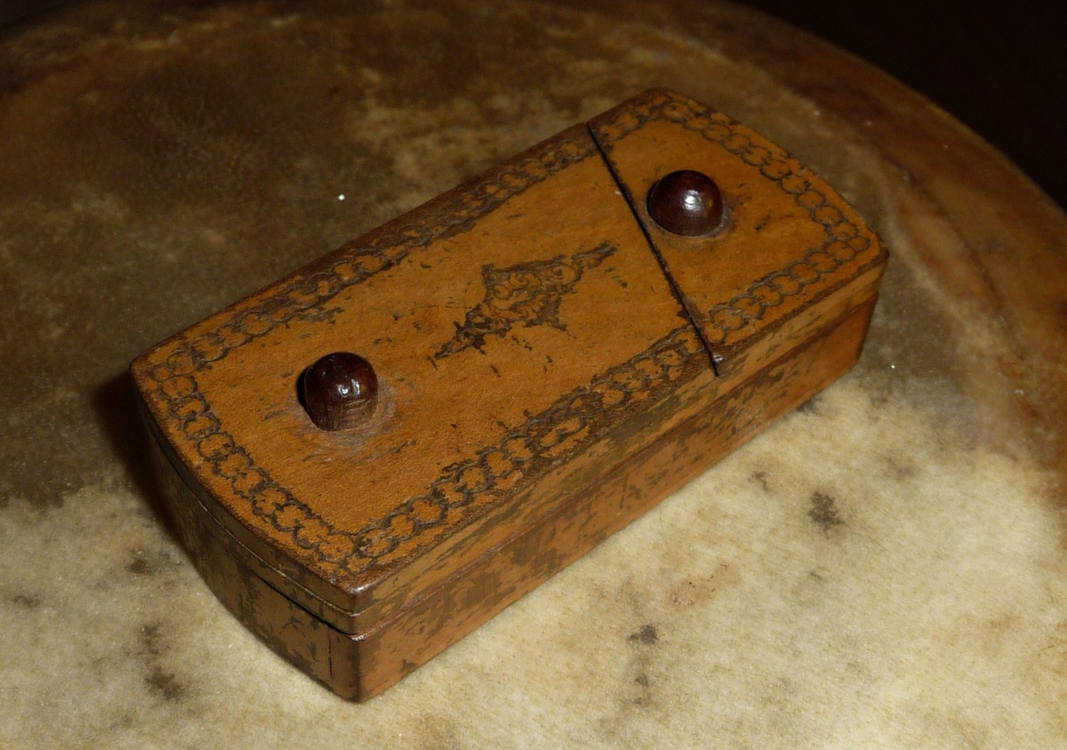 1910-1920 wood trick/puzzle match vesta case