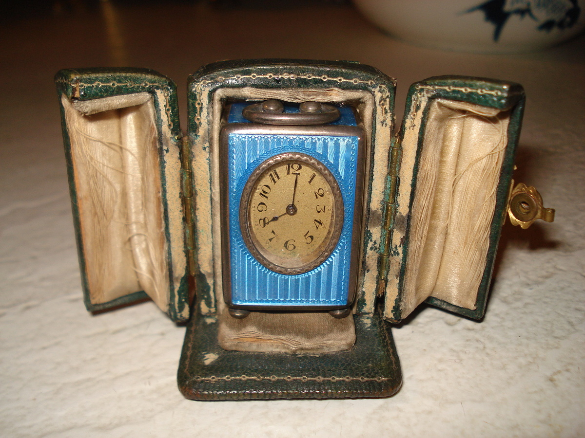 1800's traveling swiss clock with 13 jewels inside.