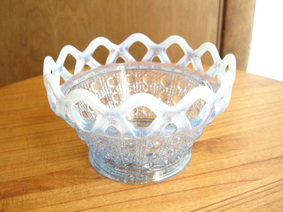 Light blue lattice bowl - Glassware