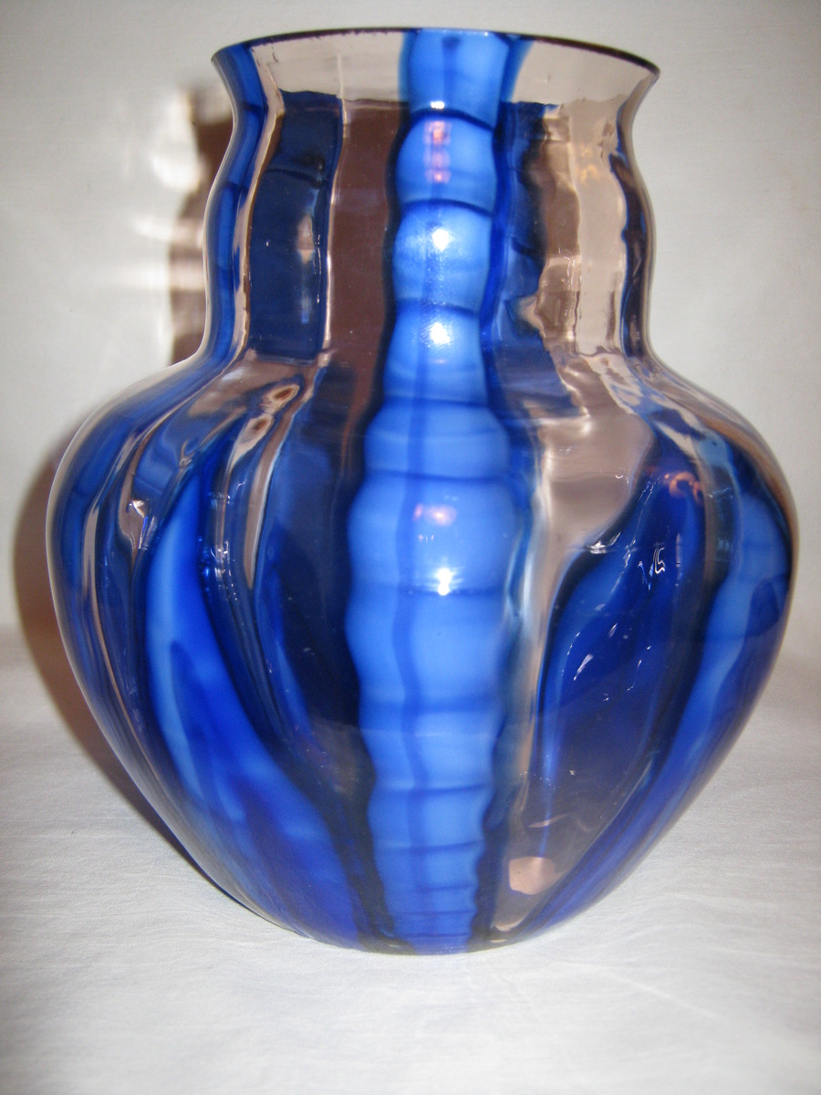 Kralik pink art glass vase with blue Bambus design