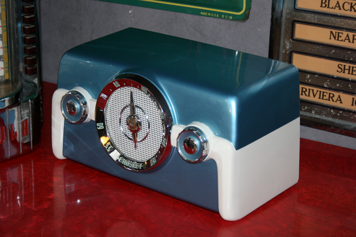 Bakelite Radios - Radios