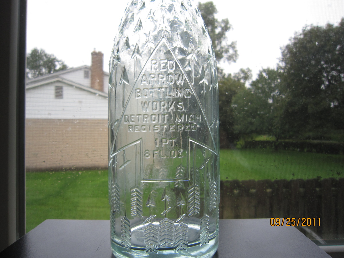 Antique Old Embossed Red Arrow Bottling Works Detroit Mich 1 Pt. 8 Fl Oz. Aqua Blue Soda Bottle