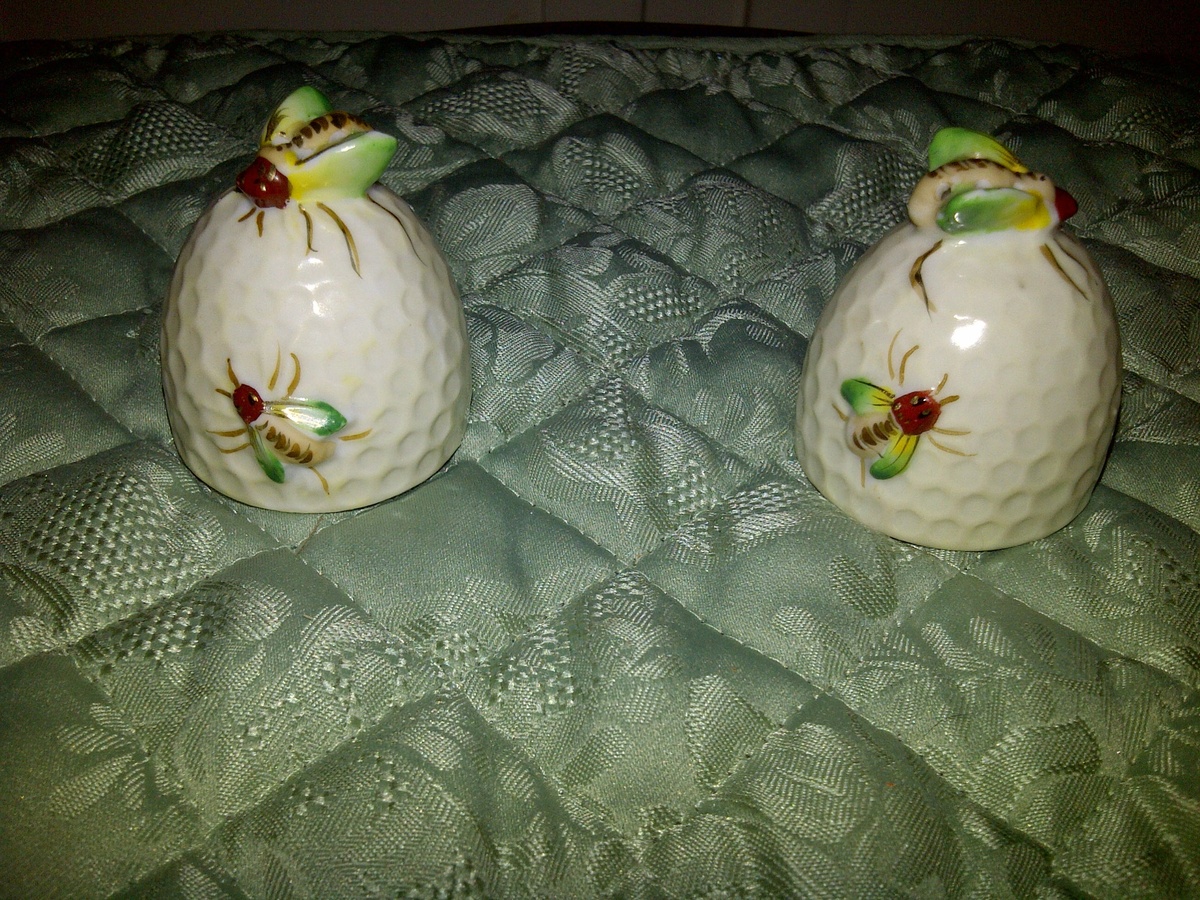 Bee hive salt and pepper shakers