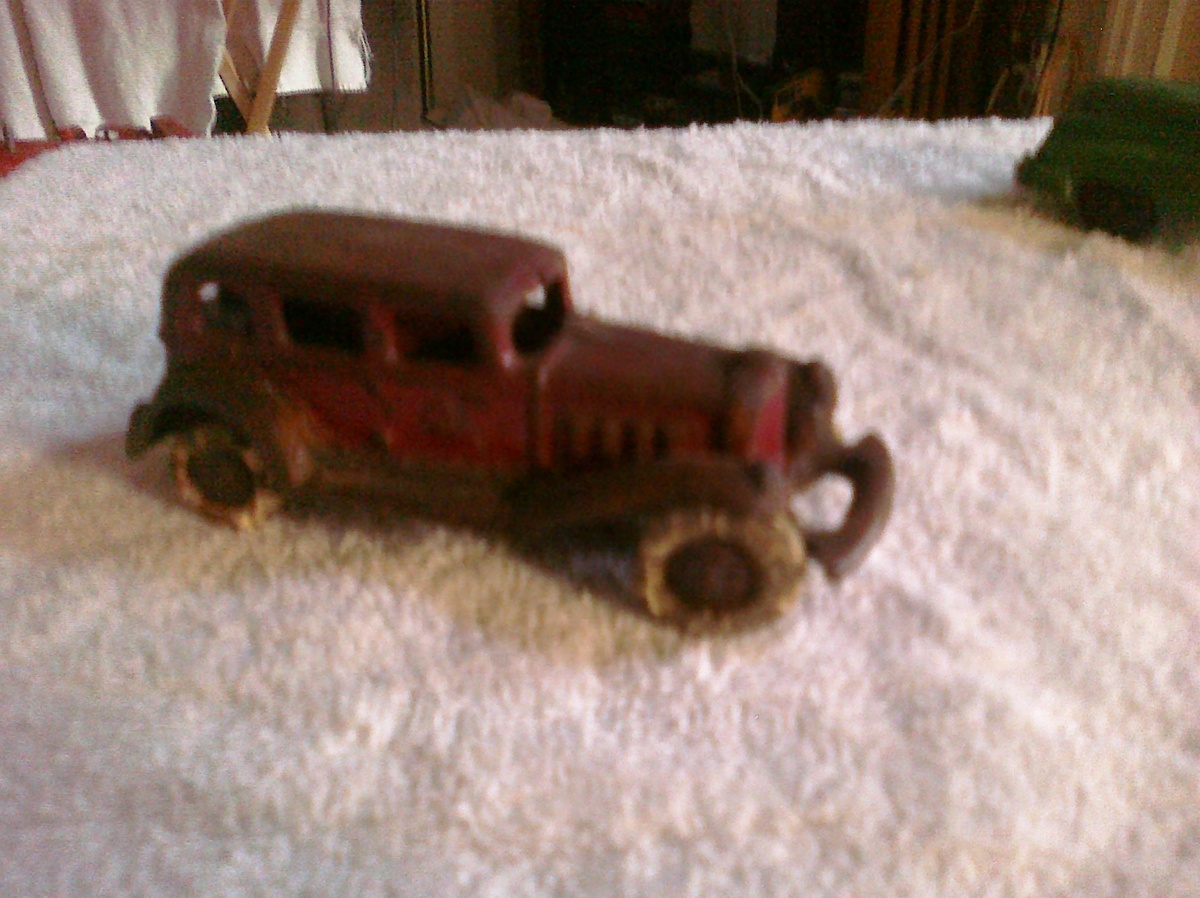 This cars akso perplexes me....  It is a heavy cast from the early 30's or ?  Arcade or ?  Not what I usually collect but someo