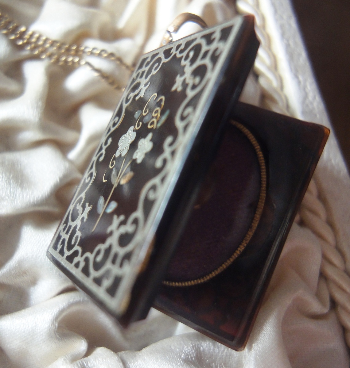 Rare intact Pique photo medaillon  - Fine Jewelry