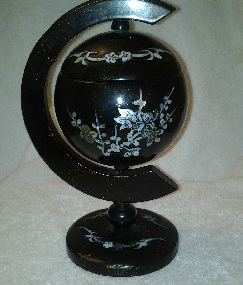 WOODEN MOTHER OF PEARL INLAY ASHTRAY  ? - Tobacciana