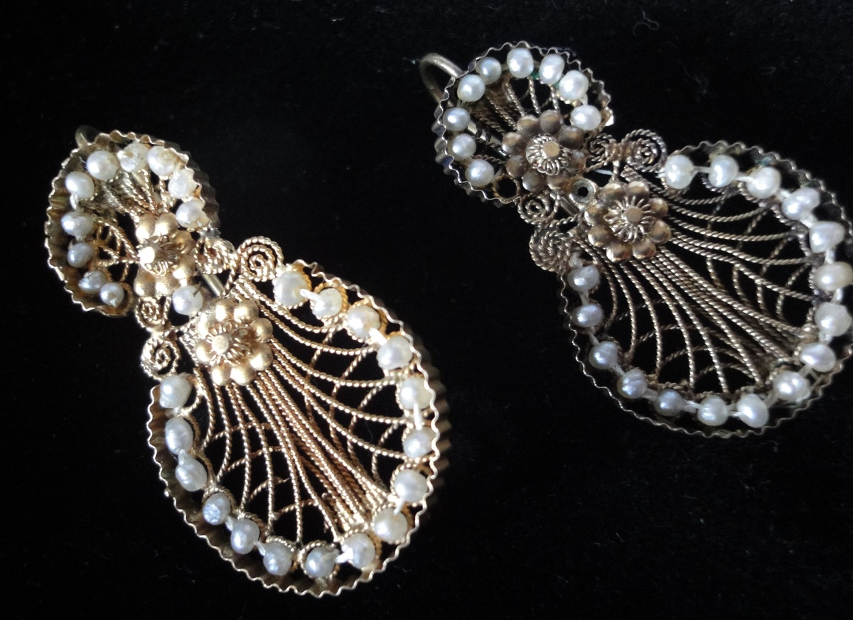 Golden filigree earrings with seed pearls