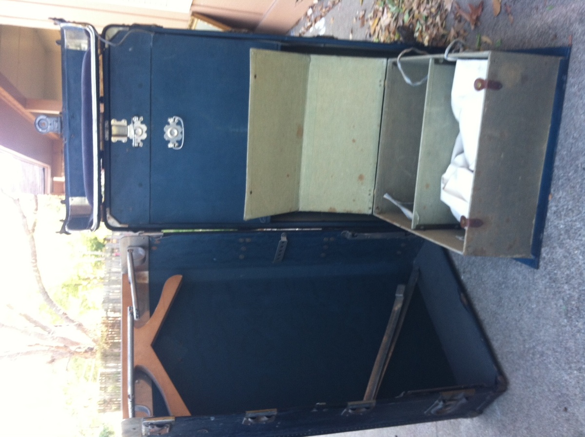 I have no idea nor information about this trunk...help - Furniture