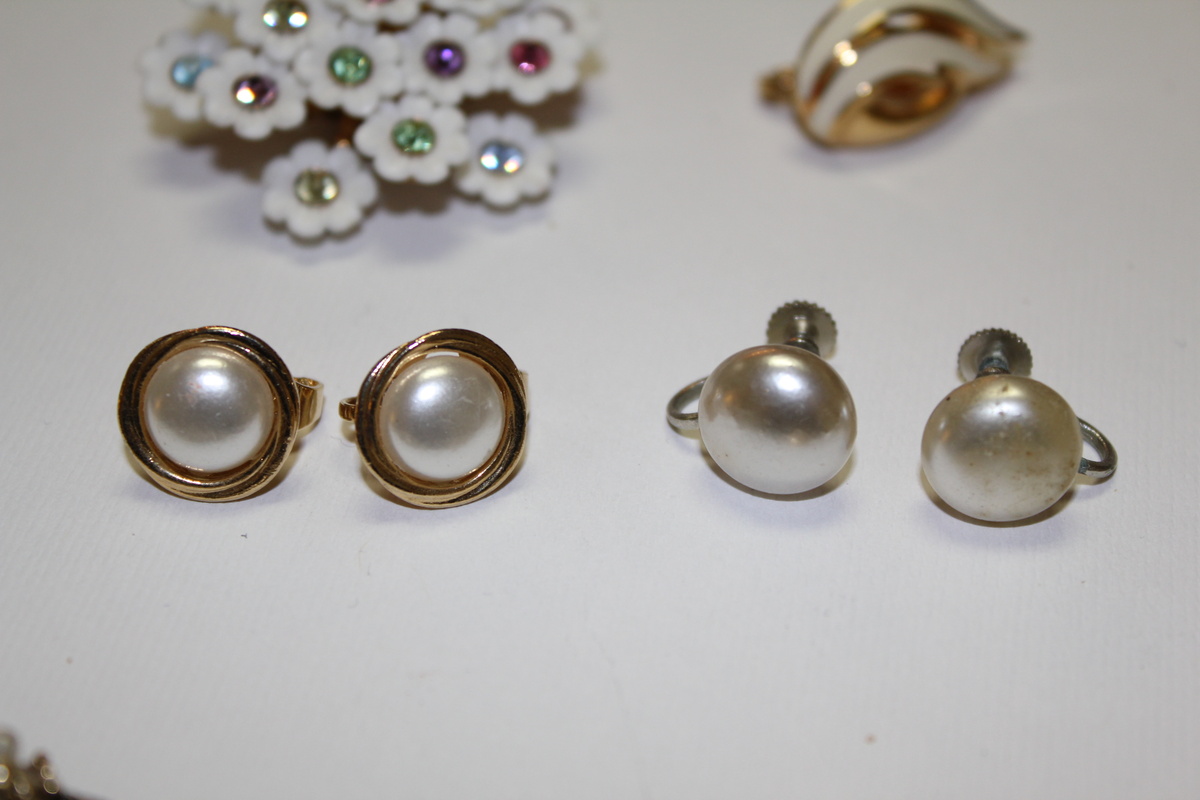 A few more pictures....cont'd from my last post - Costume Jewelry