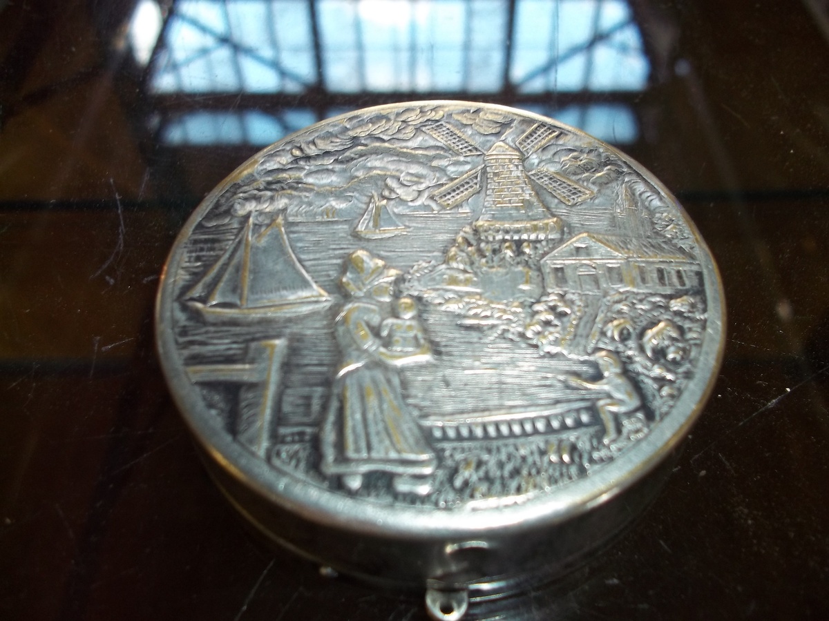 VINTAGE LADIES COMPACT MIRROR - Victorian Era