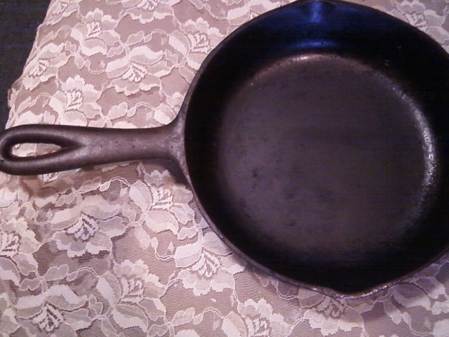 6" skillet with markings 3D. on the back.