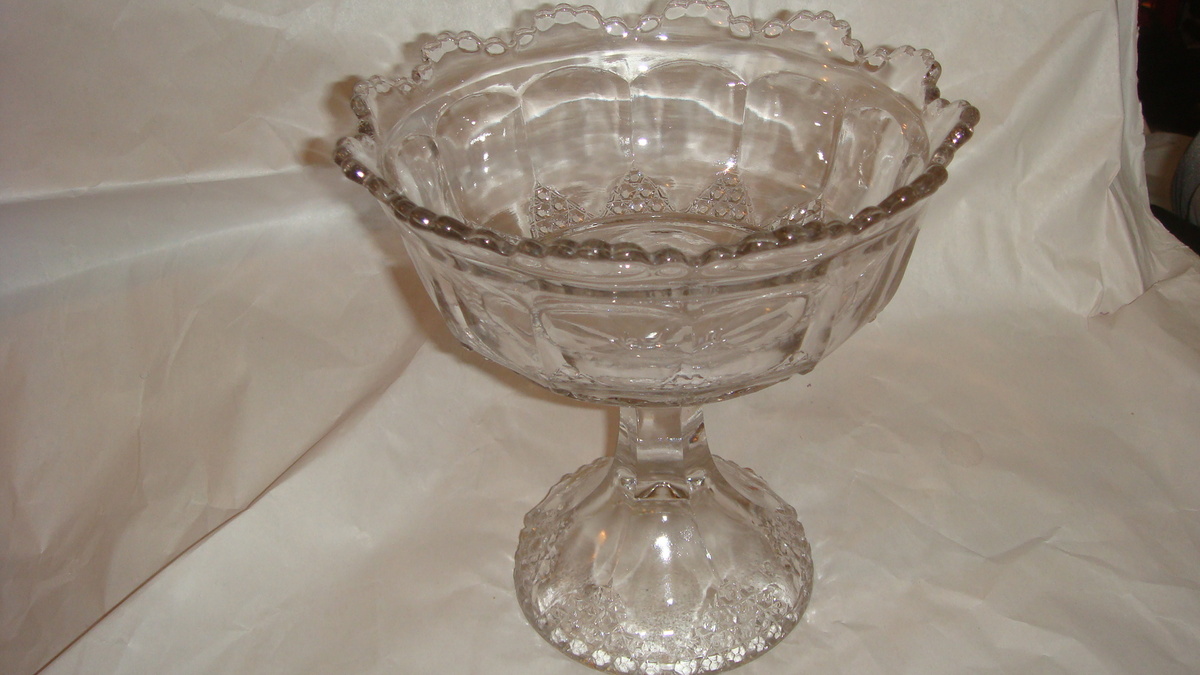 Crystal glass bowl scallop edge top on 