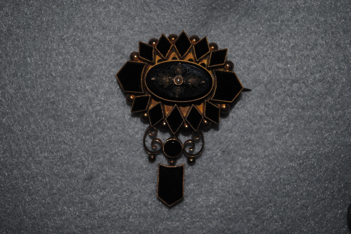 mourning jewelry