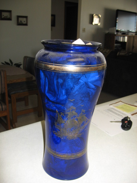 Vase with ship etching - Art Glass