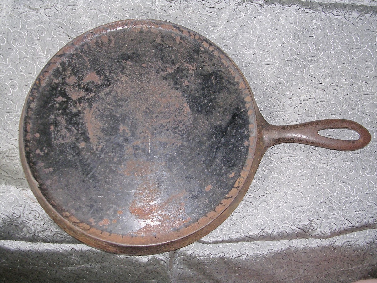 Vintage Antique Flat pancake skillett # 8 and "P" marks who made it?????