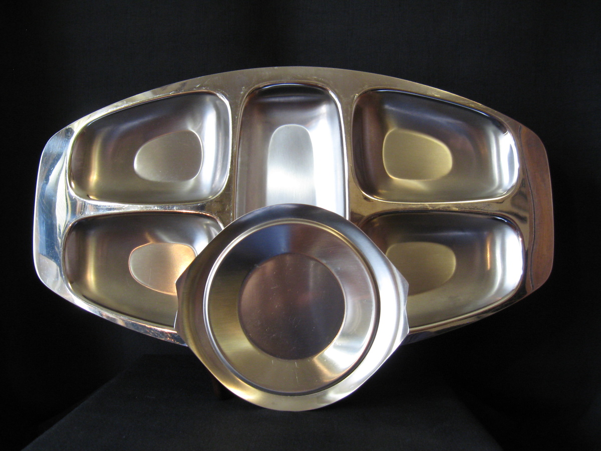 VINTAGE INTERNATIONAL STAINLESS ALESSI 18-8 ITALY (2TRAYS) - Mid Century Modern