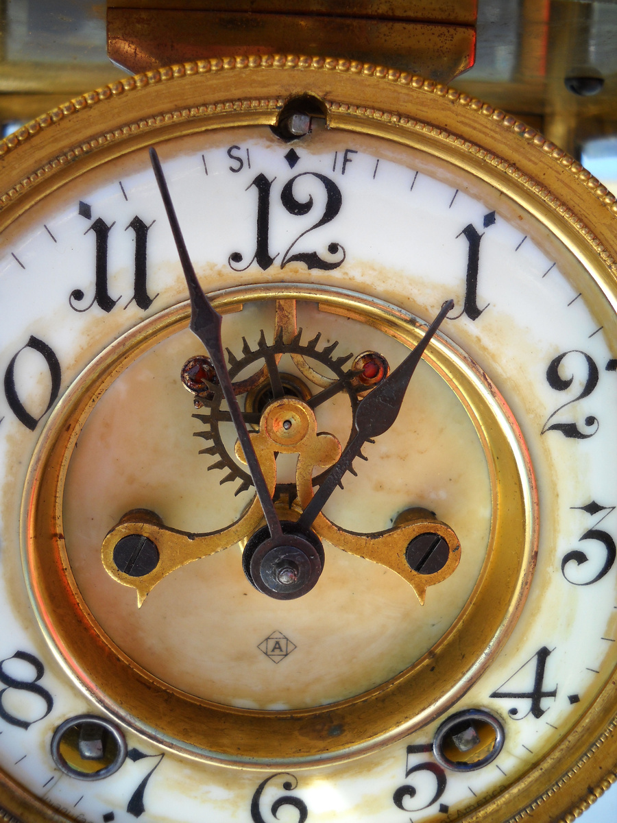Face view of mantel clock - Clocks