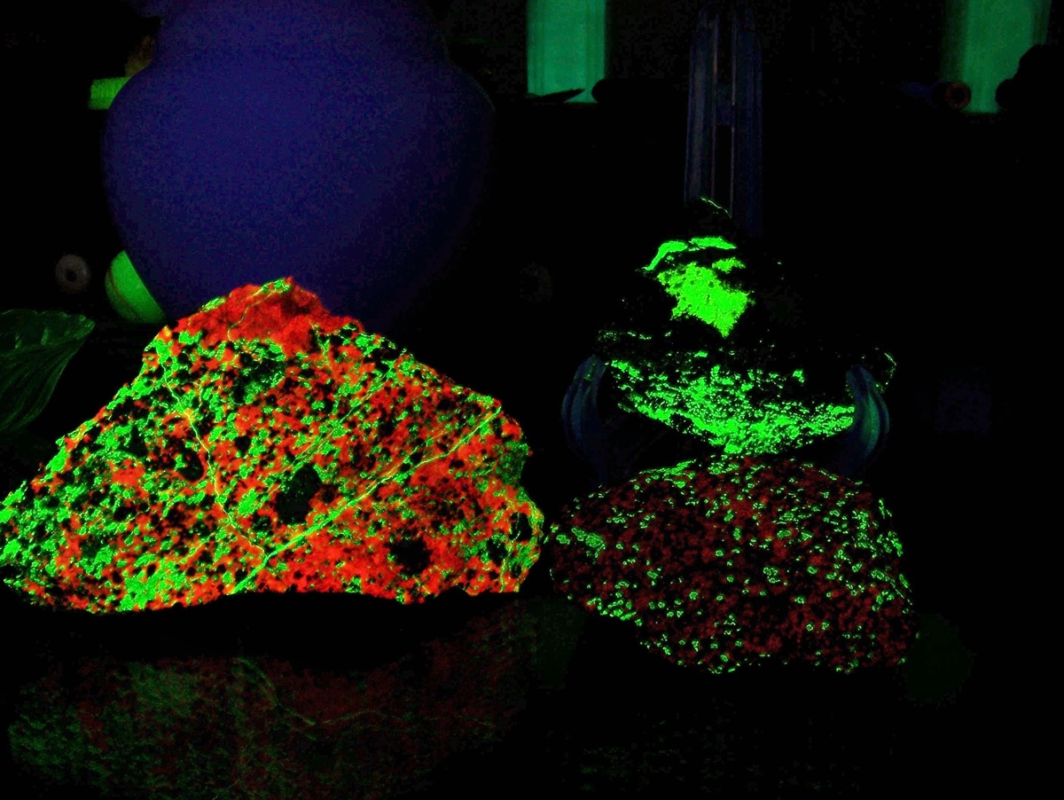 More fluorescent minerals willemite,calcite and esperite