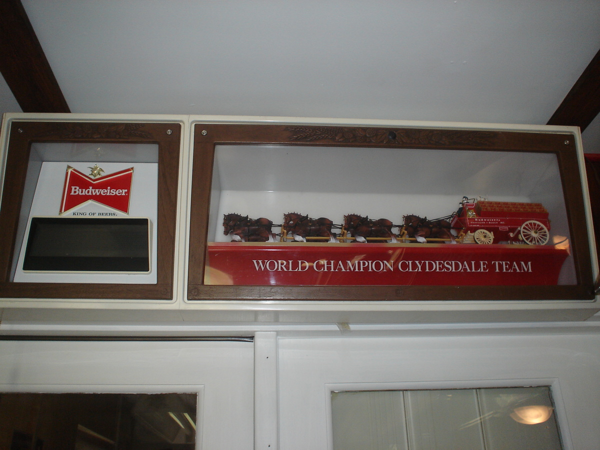 OLD RARE BUD LIGHTED SIGN WITH CLYDESDALE TEAM & DRIVERS