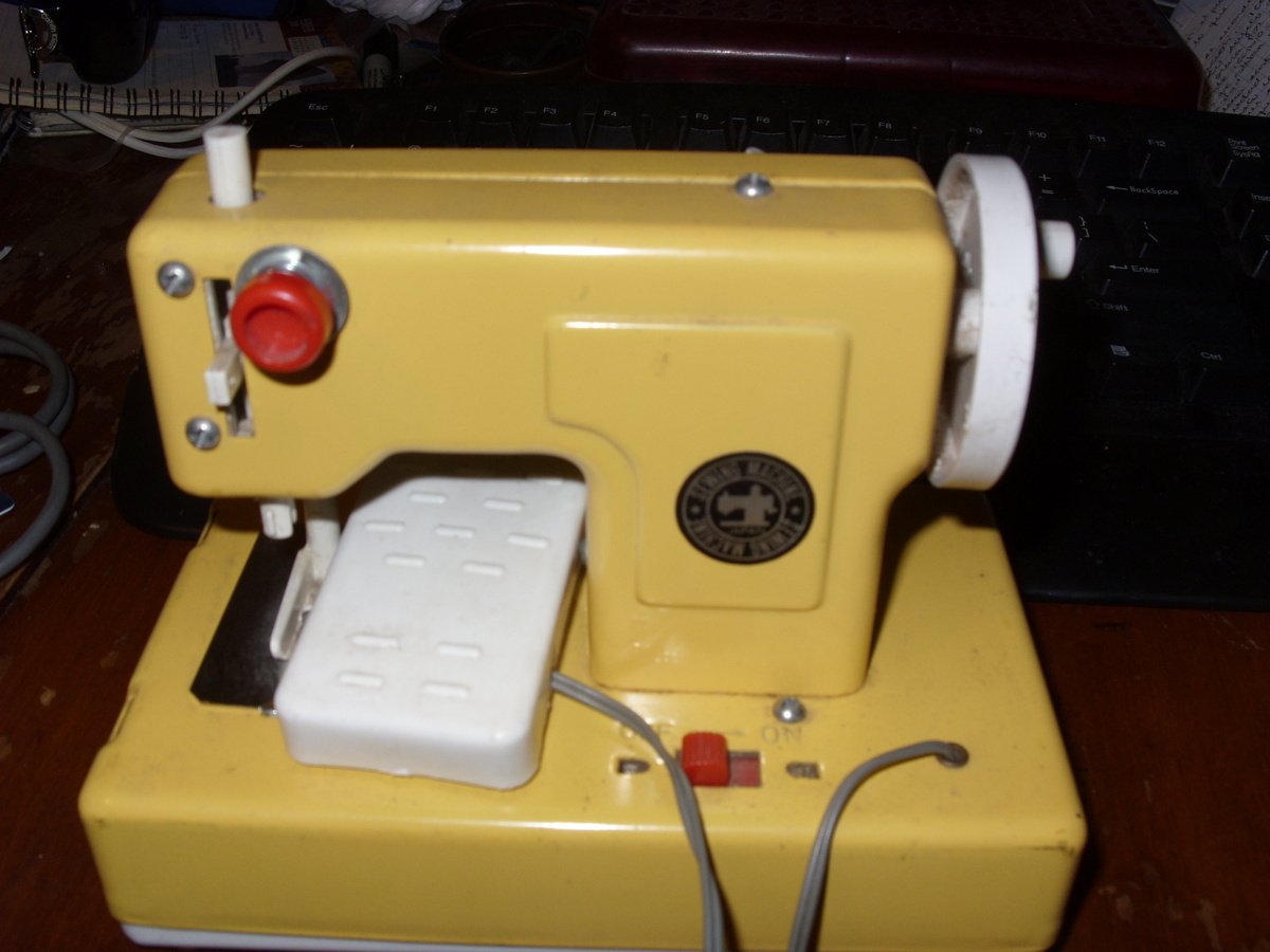 mini sewing machine 