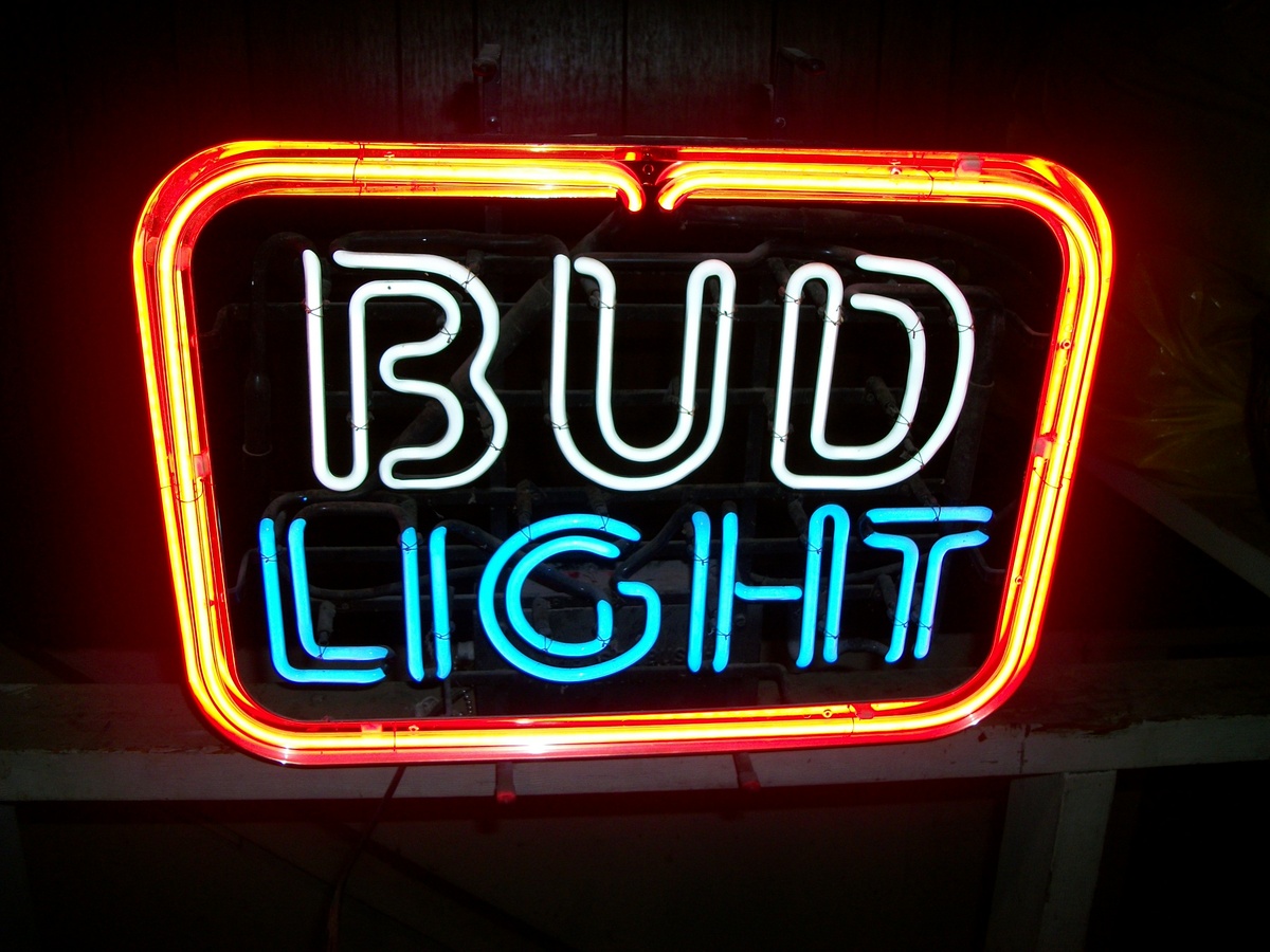Just got this never used  and like brand new 1987 Bud Light neon bar sign.