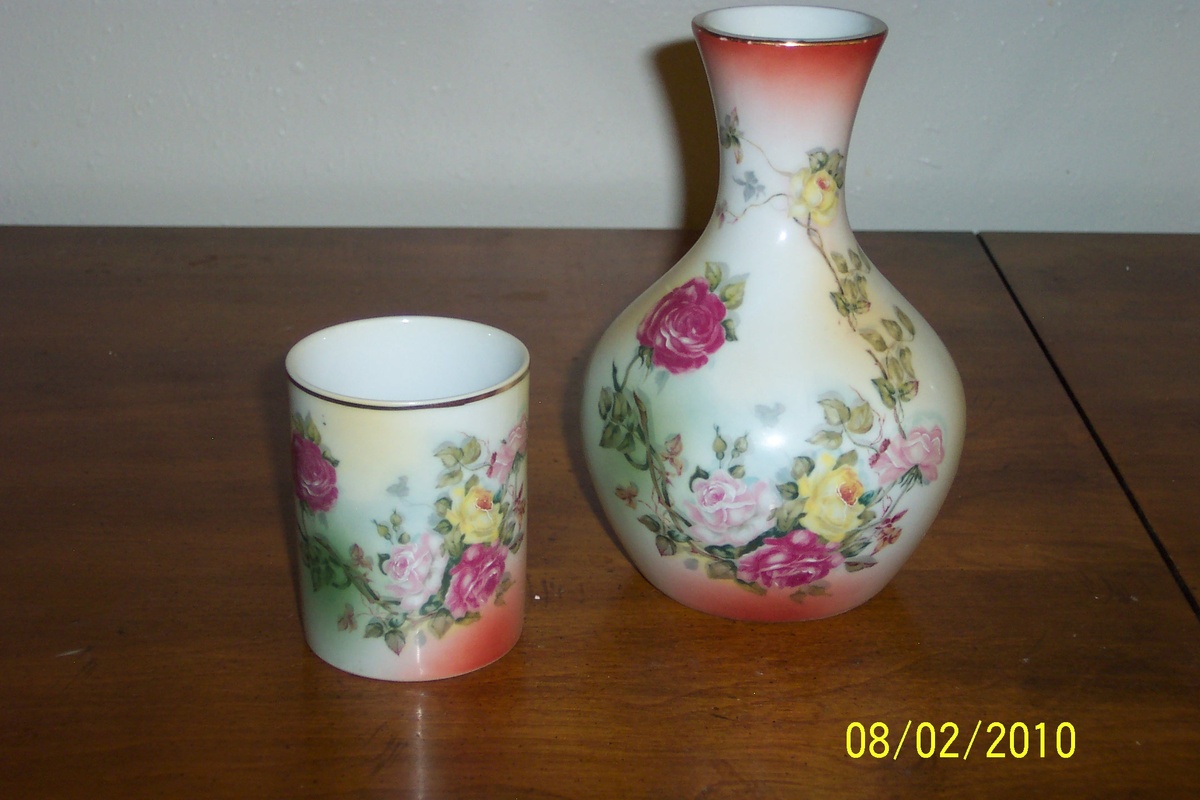 Lovely bedside water glass/vase. - Asian