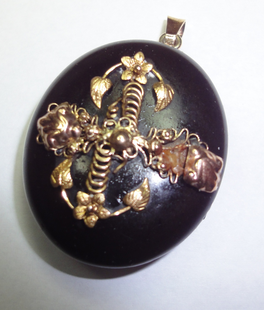 Rare Vulcanite locket with golden decoration - Fine Jewelry