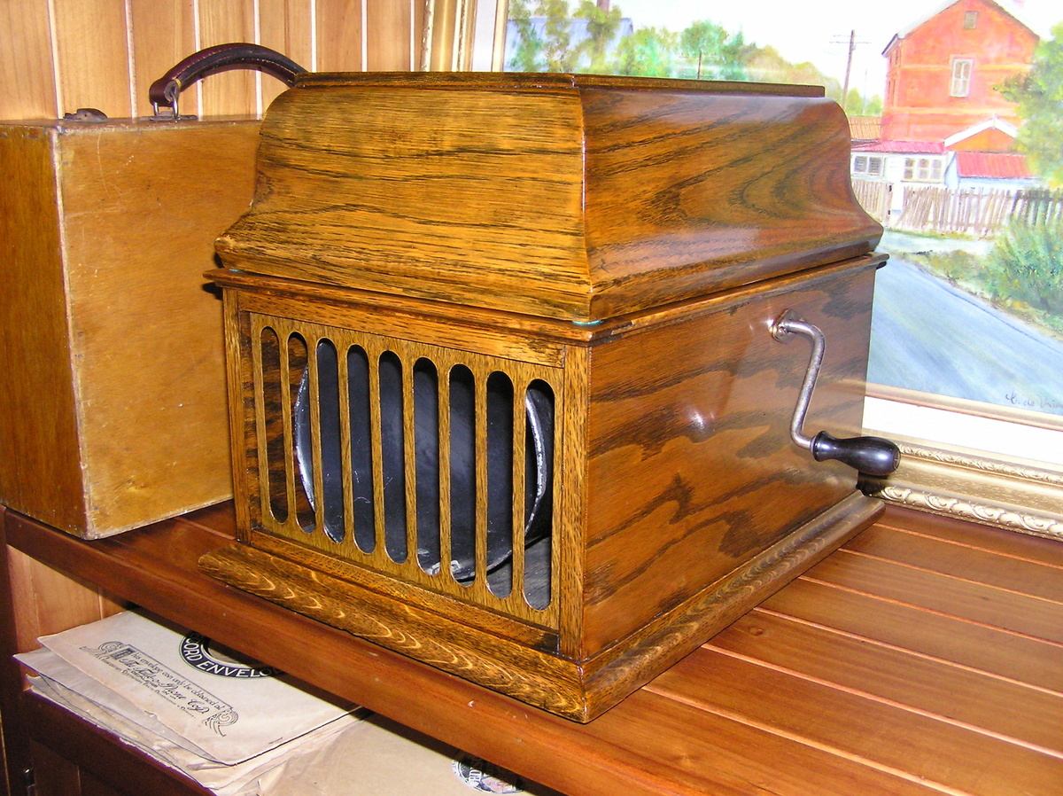 Edison Amberola 30 4 minute cylinder record player - Records