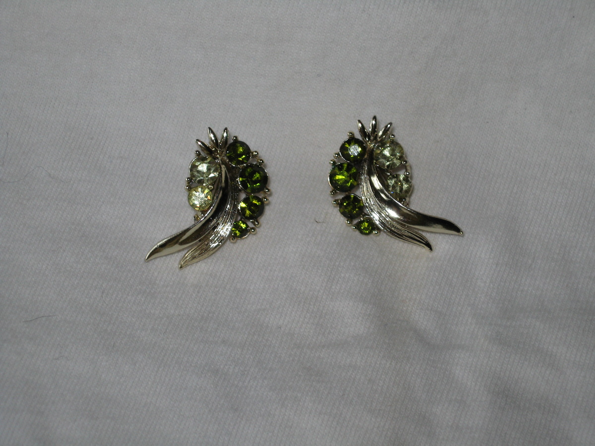 Lisner earrings - Costume Jewelry