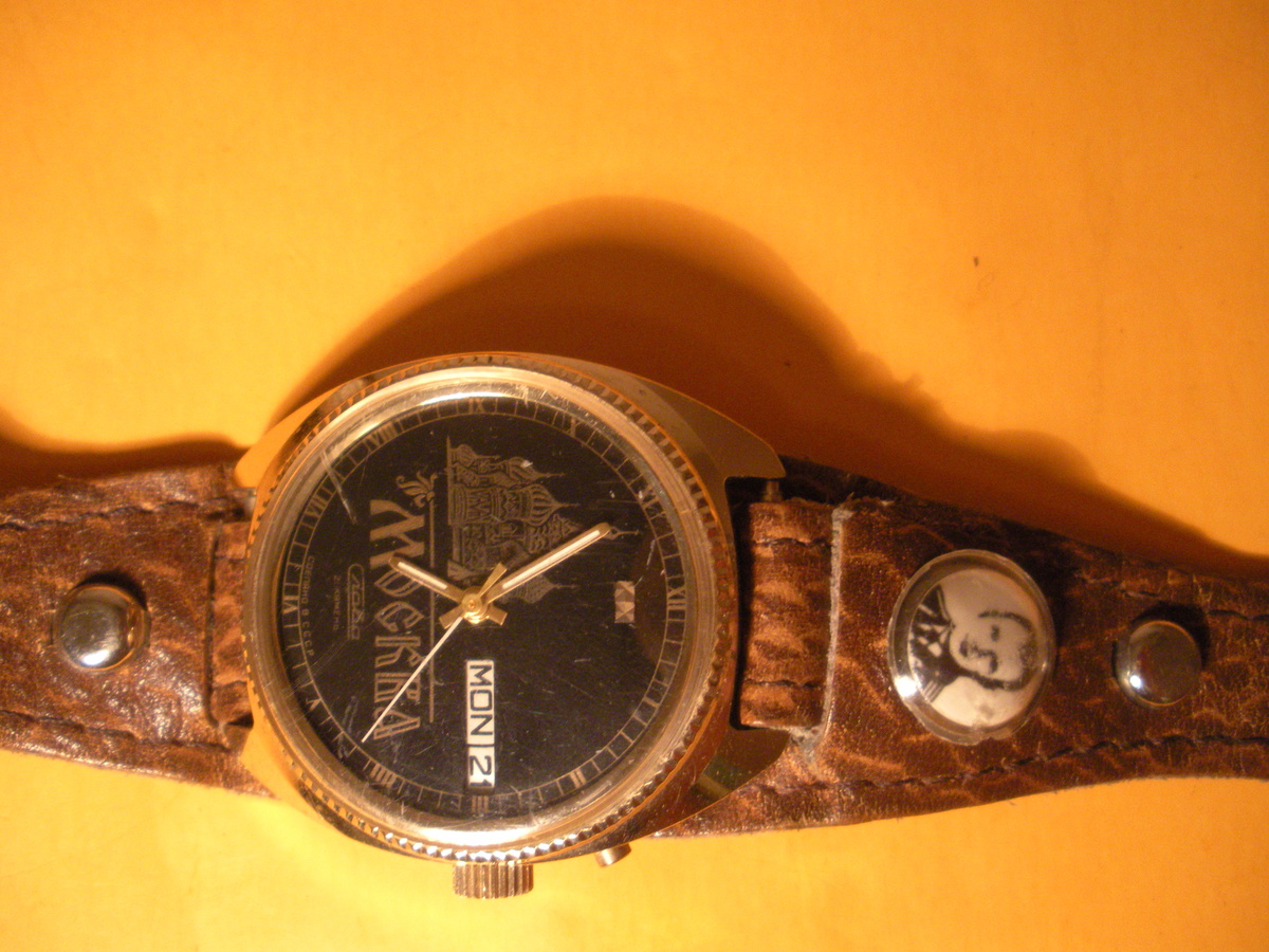 Character Watch ... Moscow written in Russian on the dial and a picture Kremlin. - Wristwatches