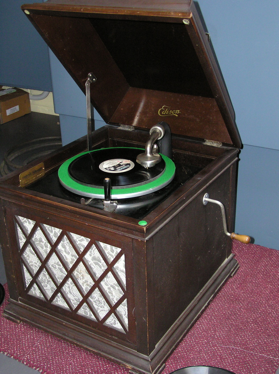 Thomas Edison B19 Chalet phonograph C 1919 - Records