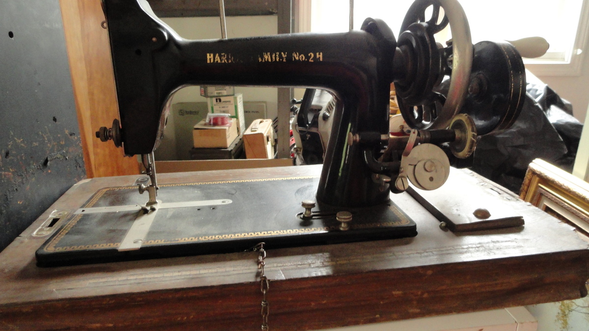 ANTIQUE PORTABLE SEWING MACHINE