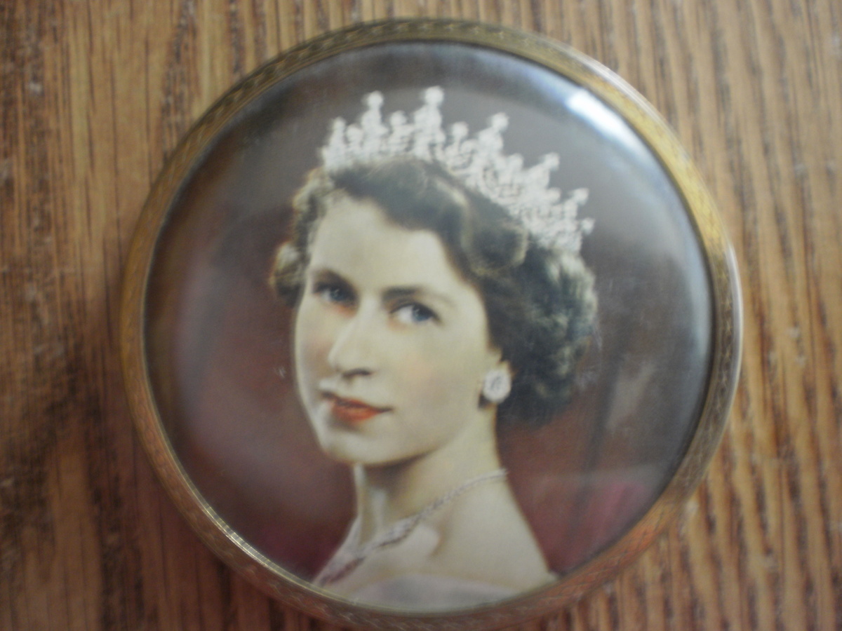 Queen Powder Compact