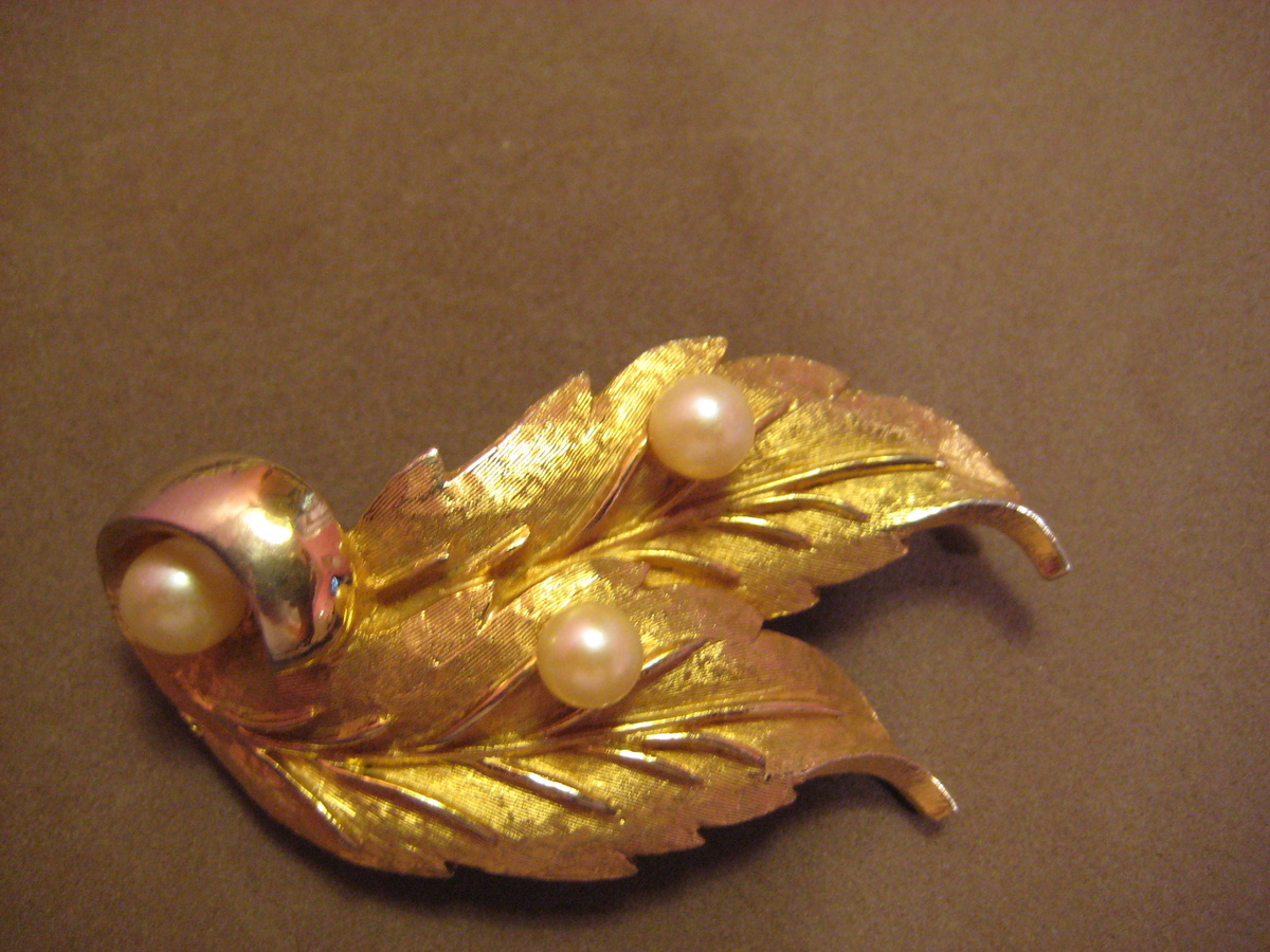 Vintage CHAREL Gold Tone Leaf Pin w Pearl faux
