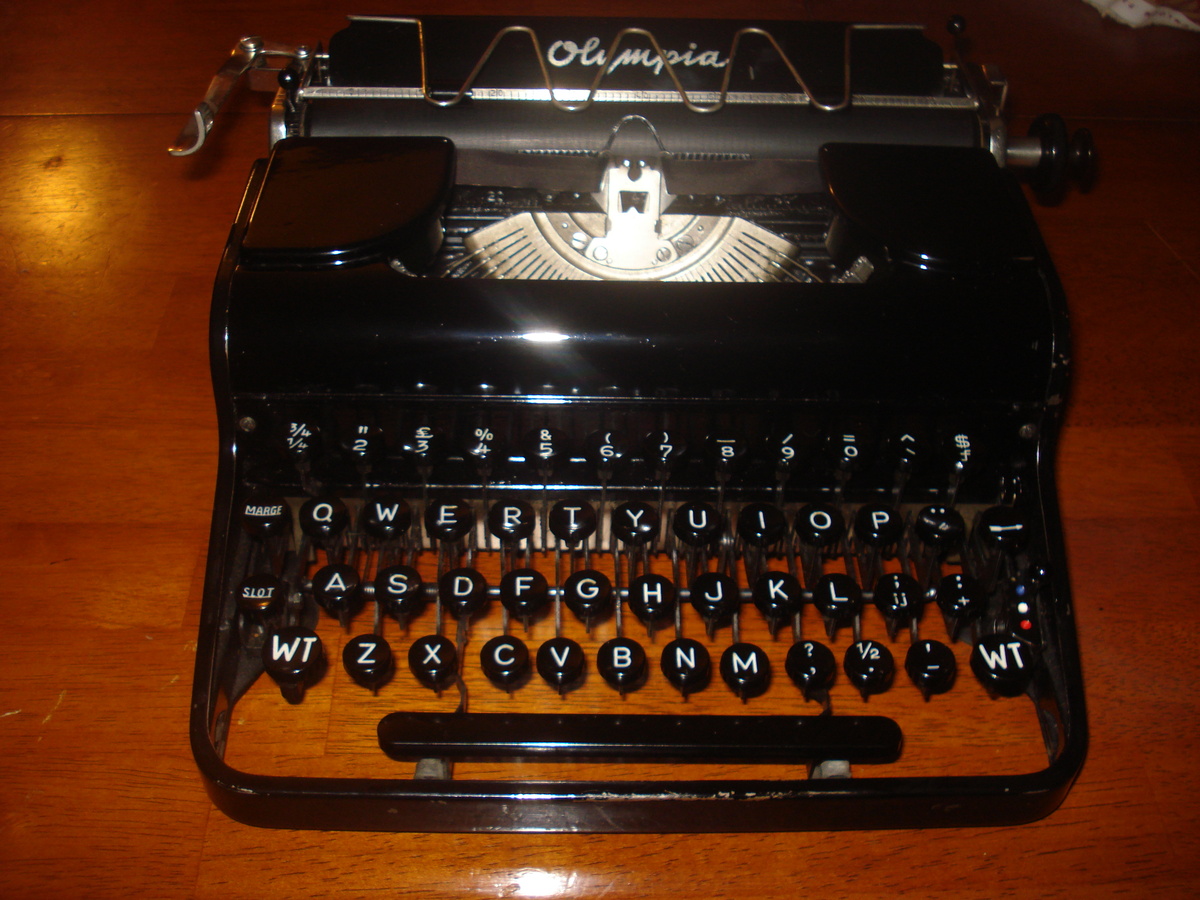 1935 Olympia Elite Portable typewriter (Dutch)