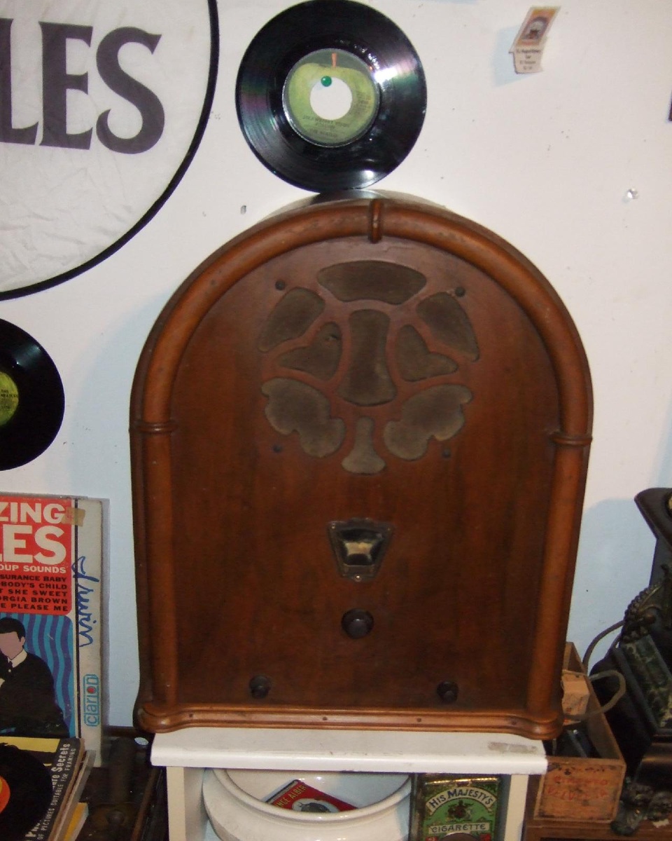1930-1934 326W Montgomery Ward's Airline Radio Cathedral
