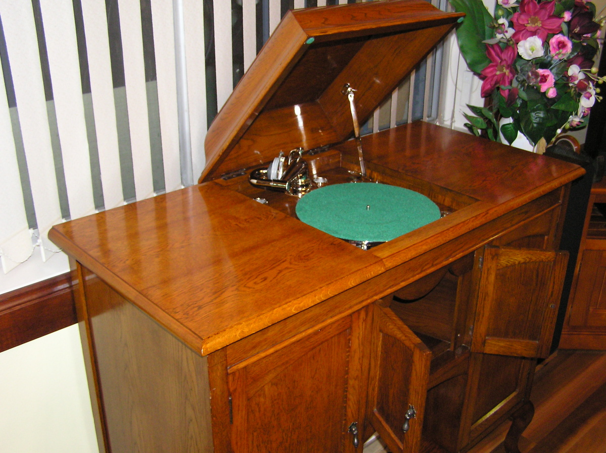 Australian made gramophone C 1925 - Records