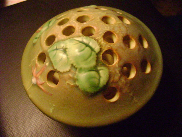 I would love to know if this flower frog is a Roseville, if not who made it? Help!!
