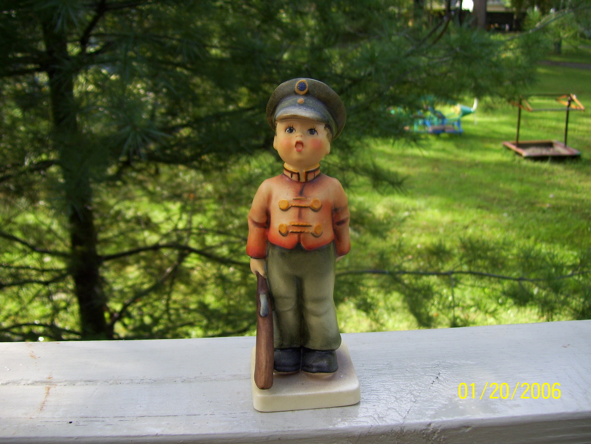 HUMMEL SOLDIER BOY - Art Pottery