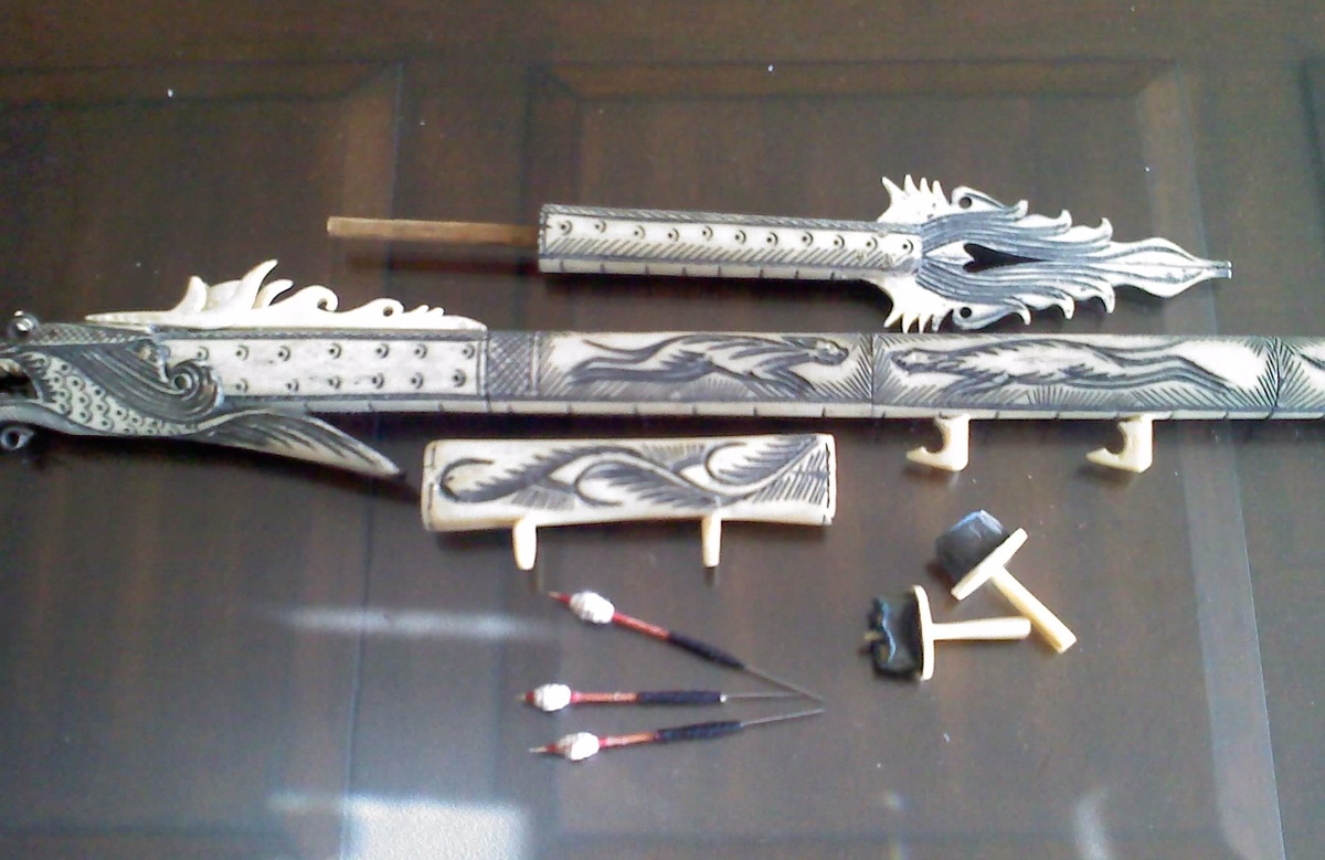 Carved bone dragon blow dart - Asian