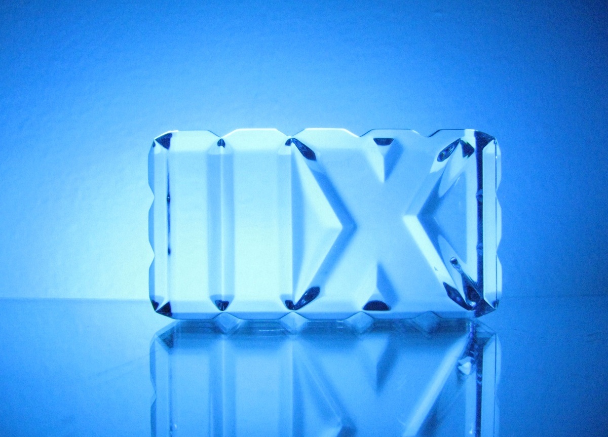 TIFFANY &CO.  ROMAN NUMERAL CRYSTAL PAPER WEIGHT - Art Glass
