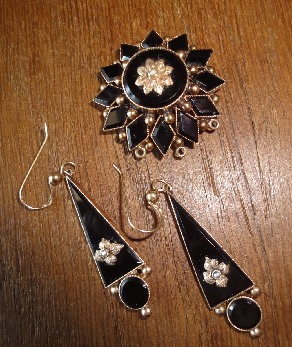 Mourning juwelry brooch and earrings