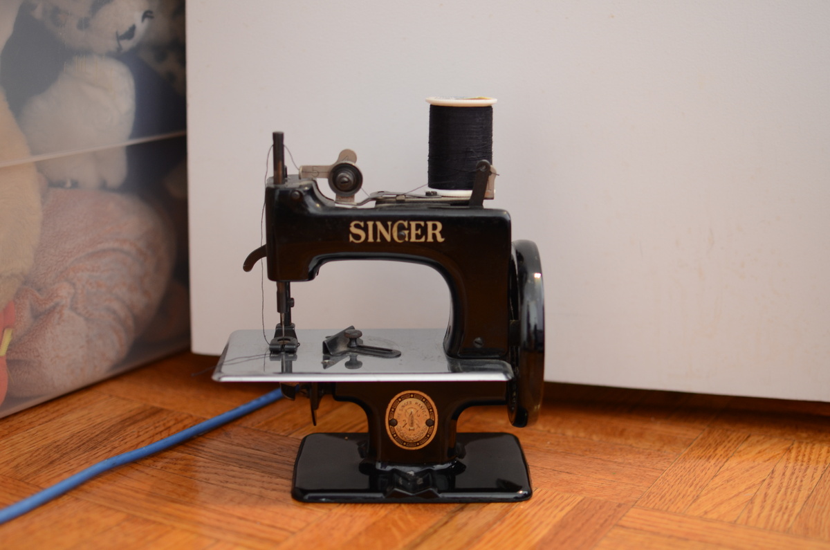 Singer toy sewing machine - early 50s? - Sewing