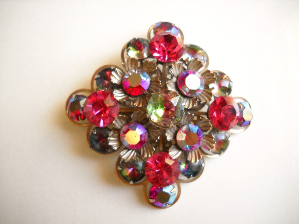 2 GREAT VINTAGE BROOCHES