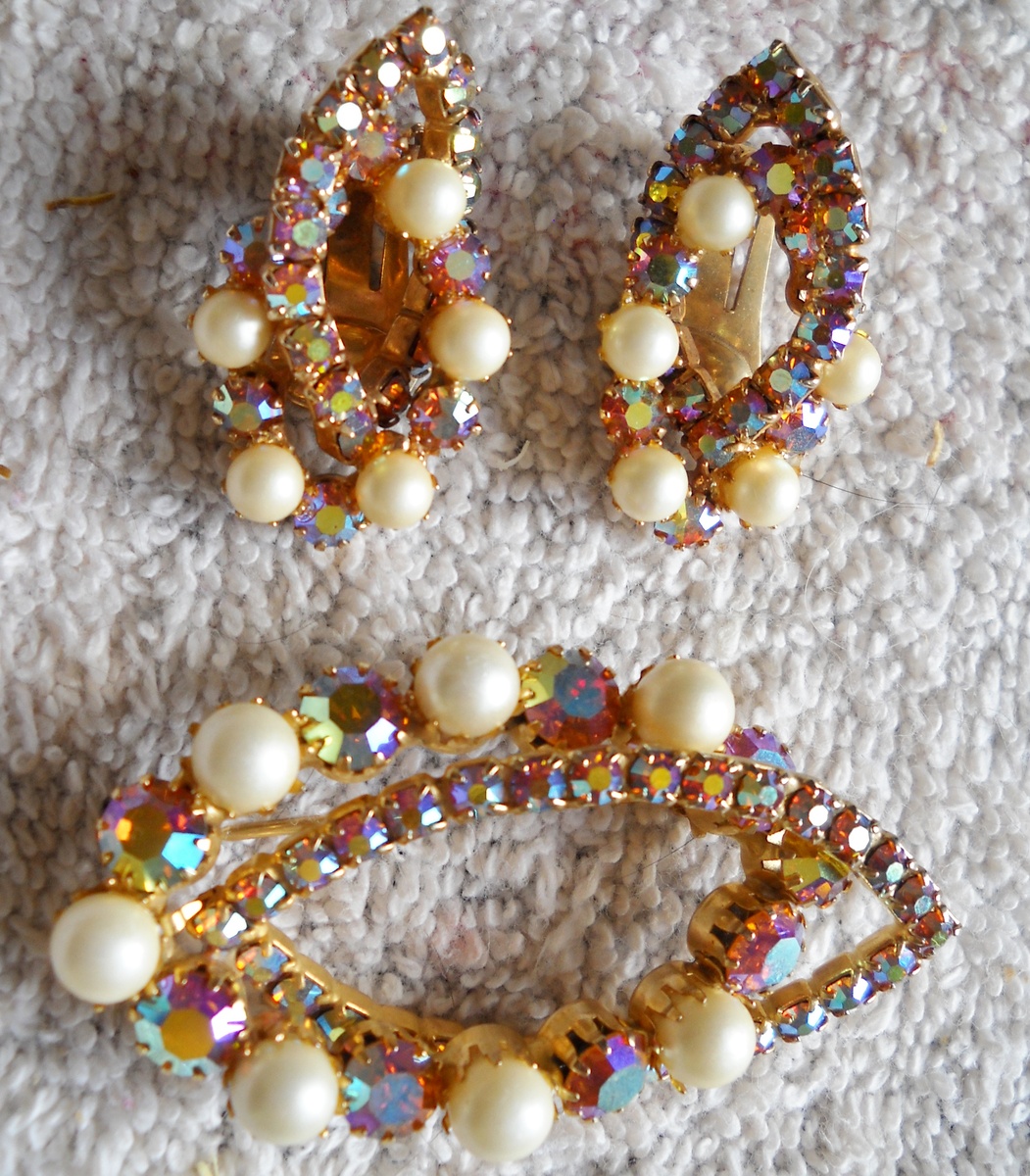 ABSTRACT RHINESTONE & FAUX PEARL BROOCH & EARRING SET - Costume Jewelry
