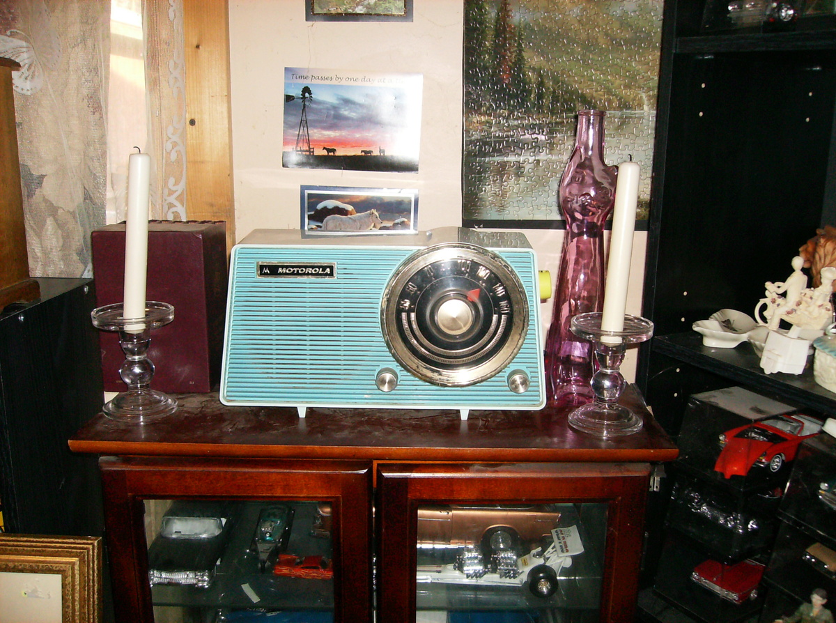 vintage motorola radio the 60s - Radios