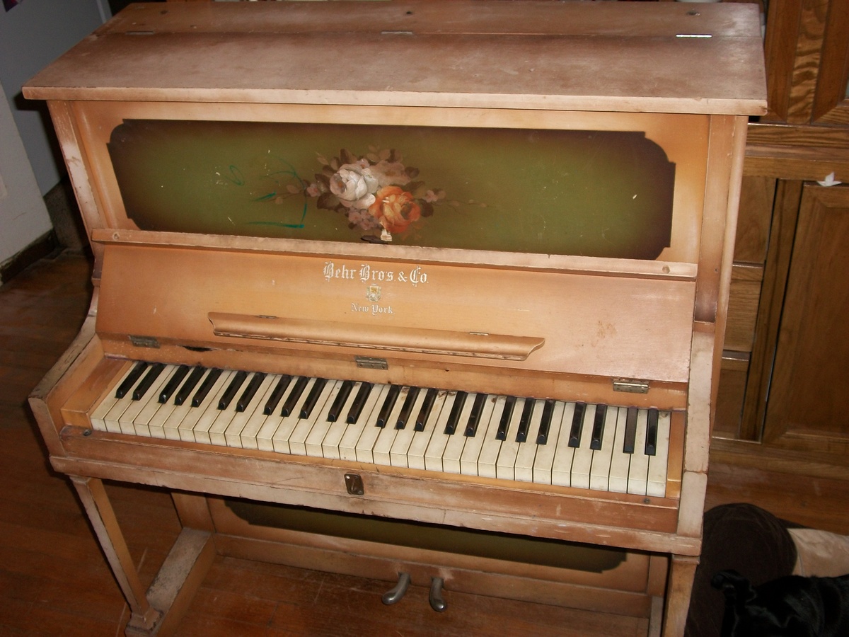 1916 Behr Bros. piano "Tom Thumb" model - Music